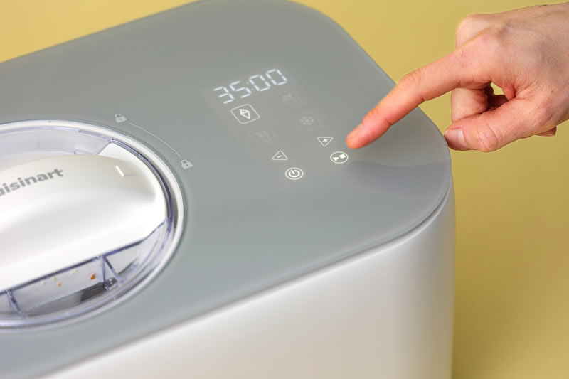 冷蔵庫で冷やしておいた材料を入れてスタートボタンを押すだけで、約40分で完成。