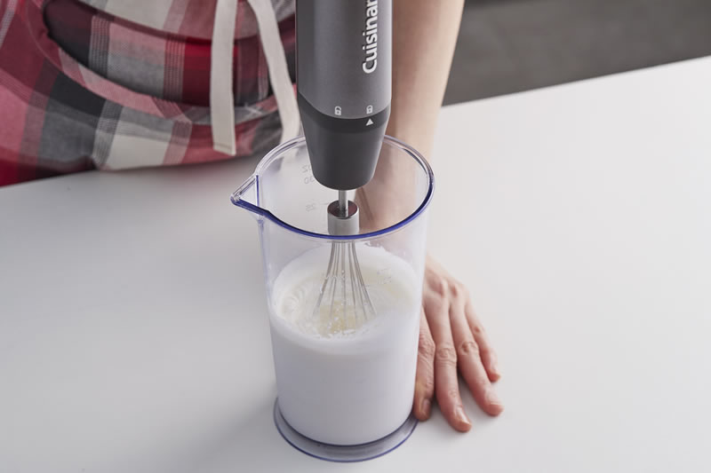 スイーツづくりも場所を選ばず、お子さまと一緒に楽しめます。専用カップを使い、生クリーム200mlなら約1 分30 秒で泡立て完了。卵白3 個分のメレンゲなら約2 分30 秒で完成します。 